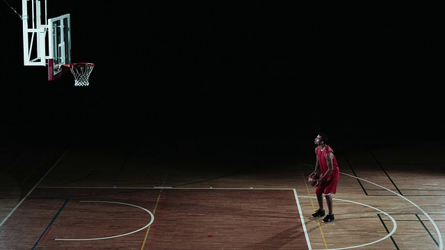 一个篮球运动员从罚球线得分的SLO MO视频素材