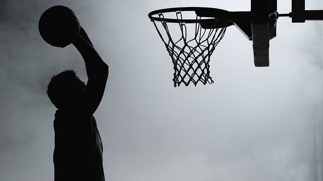 SLO MO剪影篮球运动员扣篮视频素材