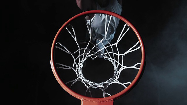 篮球运动员做扣篮的SLO MO视频素材