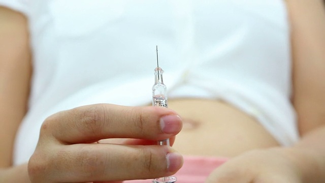 妇女注射药物为试管婴儿治疗做准备视频下载