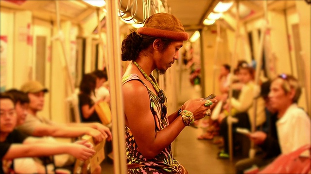 男人在火车上用智能手机视频素材