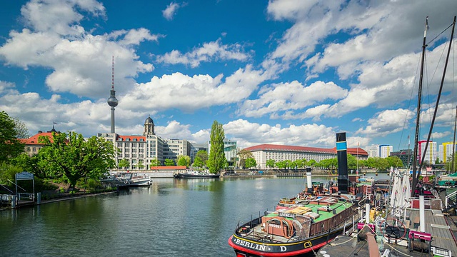 历史的柏林港时间与云动态视频素材