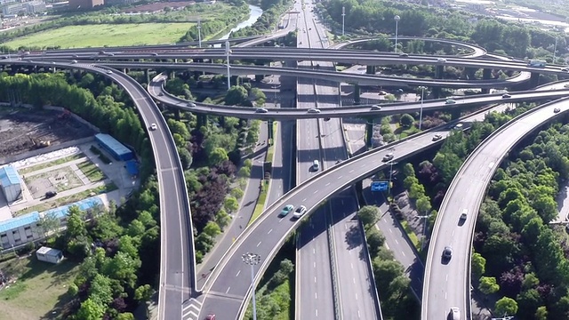 多车道高速公路上繁忙交通的鸟瞰图，实时。视频素材