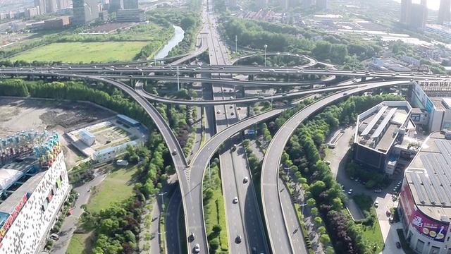 多车道高速公路上繁忙交通的鸟瞰图，实时。视频素材