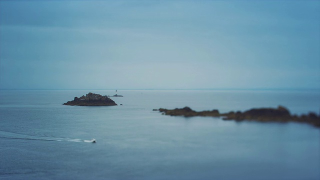 WS，英吉利海峡全景从尖杜Grouin，多云的天空，倾斜移位镜头视频素材