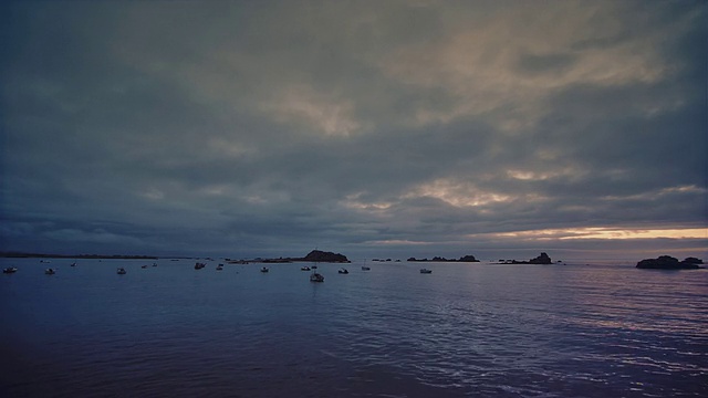 黄昏时分，英吉利海峡的岩石小岛视频素材