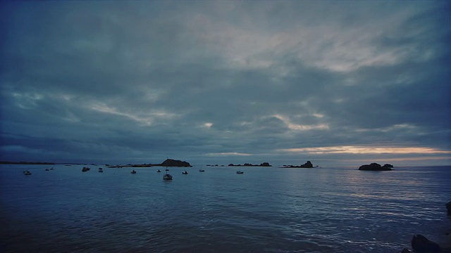 黄昏时分，英吉利海峡的岩石小岛视频素材