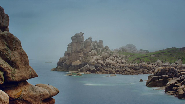 WS，时光流逝，英吉利海峡沿岸的粉红色花岗岩，雾蒙蒙的天气和阳光视频素材