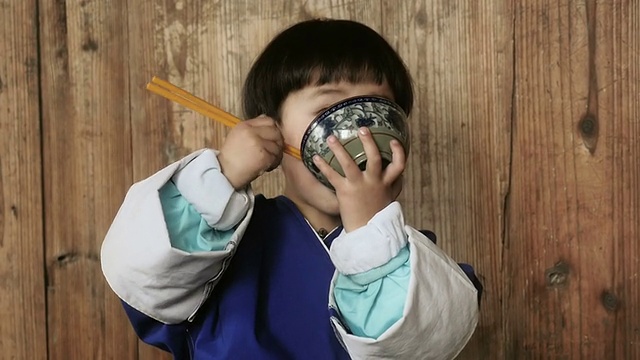 一个中国女孩学习用筷子从碗里吃饭视频下载