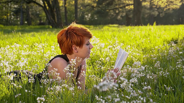 一个在大自然中读书的女人视频素材