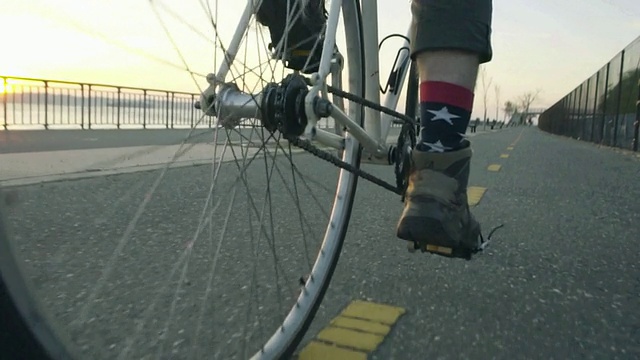 日落，慢动作自行车手视频素材