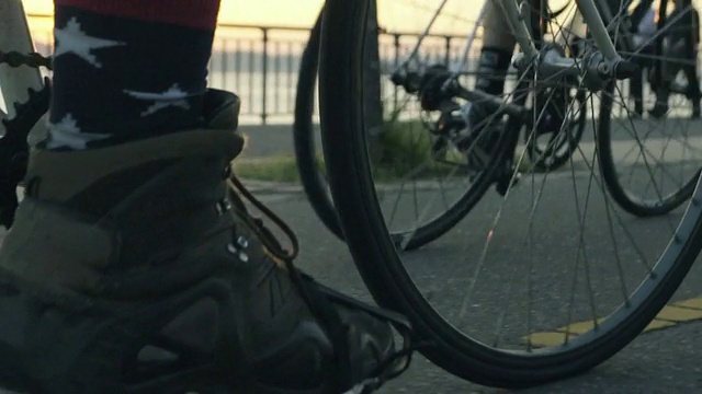 日落，慢动作自行车手视频素材