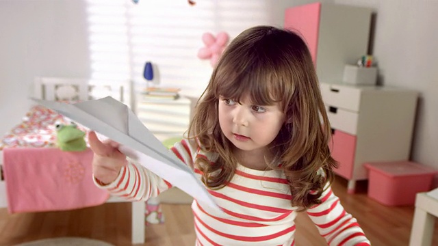 高清慢镜头:纸飞机小女孩视频素材