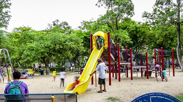 时光流逝:孩子们在公园的操场上玩耍视频下载