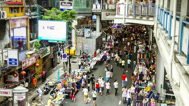时间流逝:人们在泰国曼谷的Silom步行街旅行视频下载