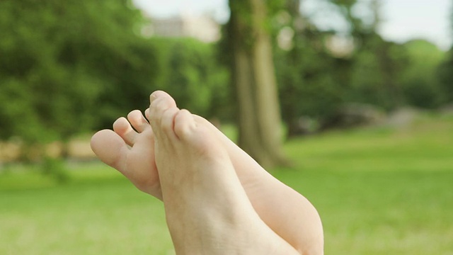 在公园里放松的脚年轻女性纽约市视频下载