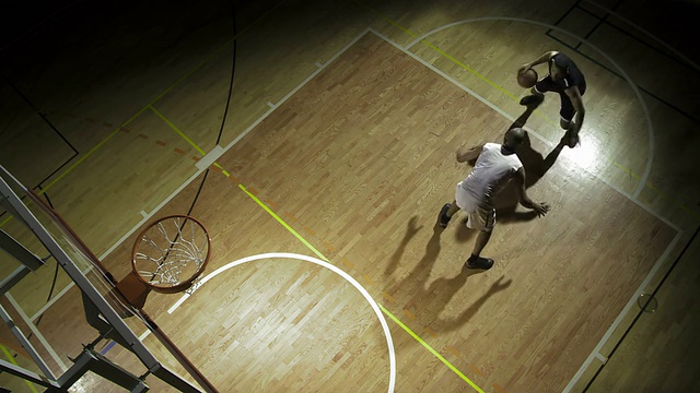 两名球员在练习篮球视频下载