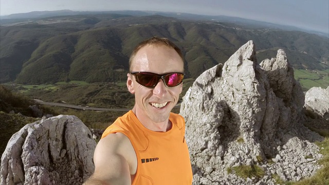 一个登山者在山顶上的视频通话视频素材