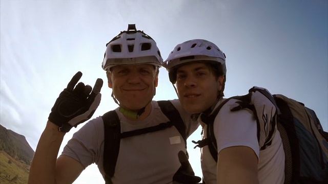 父亲和儿子在山顶上做有趣的自拍视频素材