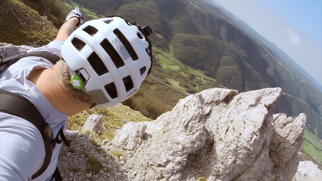 山地自行车手在山顶上做有趣的自拍视频素材