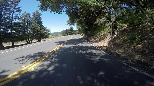 一辆汽车行驶在北加州葡萄酒之乡的路上。视频素材