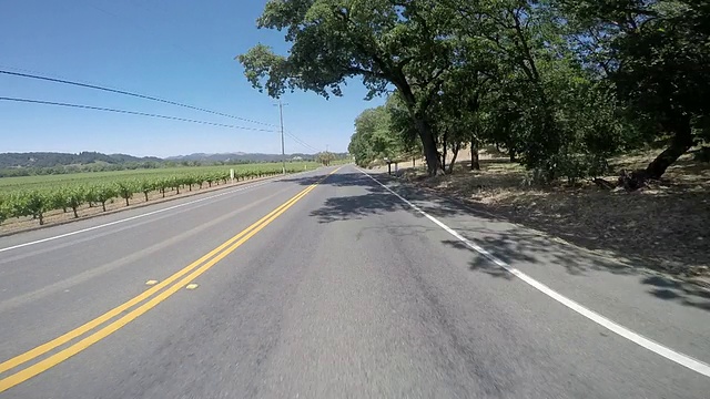 一辆汽车行驶在北加州葡萄酒之乡的路上。视频素材