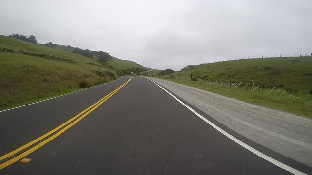 北加州乡村公路上行驶的汽车。视频素材