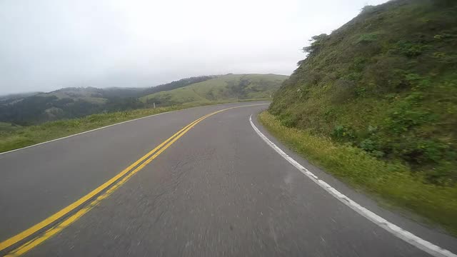 北加州乡村公路上行驶的汽车。视频素材