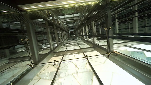 透过电梯轿厢的顶棚，可以看到电梯竖井和运动视频下载