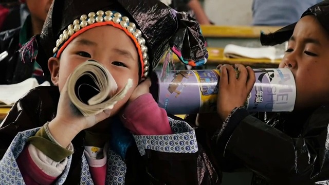 中国有两个孩子在课堂上捣乱视频素材