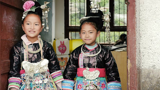 少数民族(侗族)女学生穿着传统服装视频下载