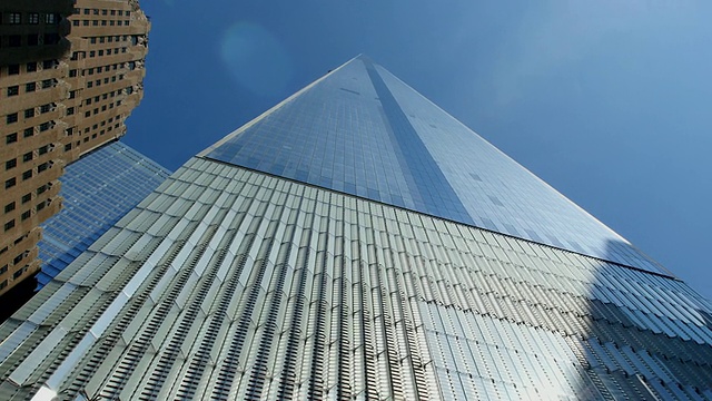 PAN相机拍摄了世界金融中心之间的太阳。阳光照亮了自由塔的西侧墙。视频素材