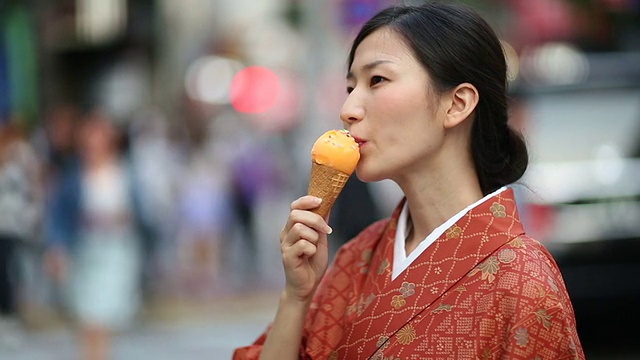 穿着和服的日本女孩在涉谷吃冰淇淋视频素材