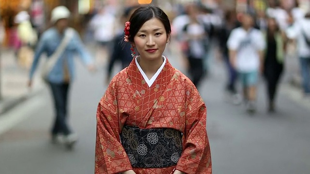 身着和服的日本女孩在涉谷鞠躬视频素材