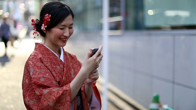 身着和服的日本女孩在涉谷发短信视频素材