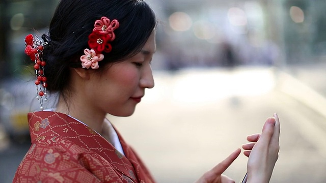 身着和服的日本女孩在涉谷发短信视频下载
