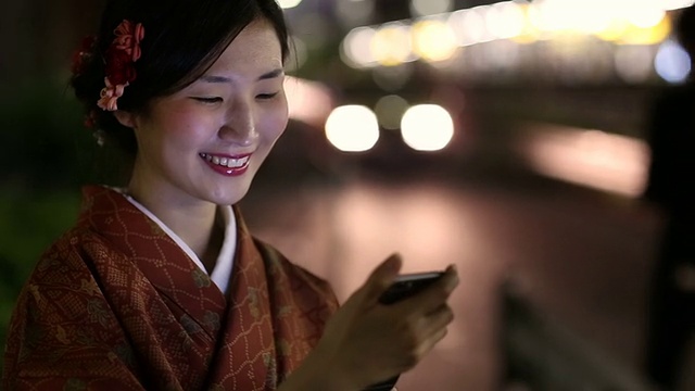身着和服的日本女孩在涉谷发短信视频素材