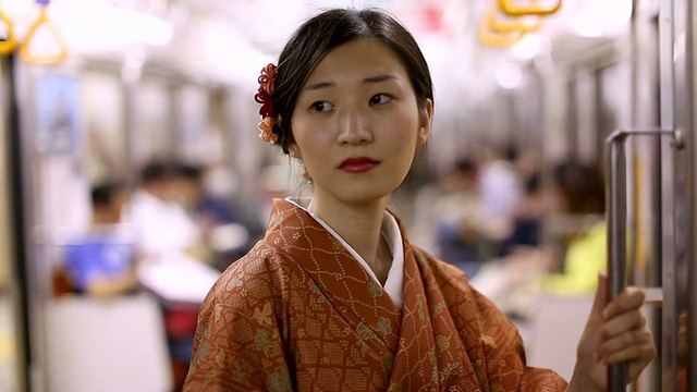 地铁里穿着和服的日本女孩视频素材