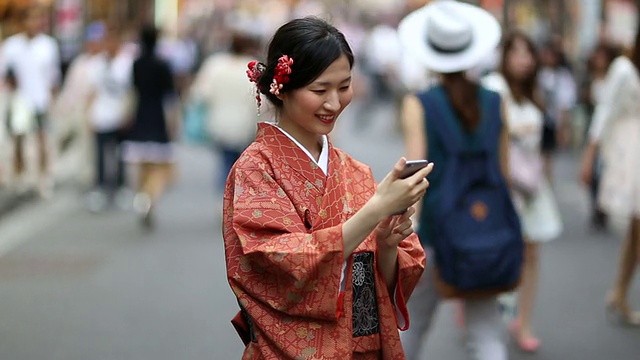身着和服的日本女孩在涉谷给她的朋友发短信视频素材