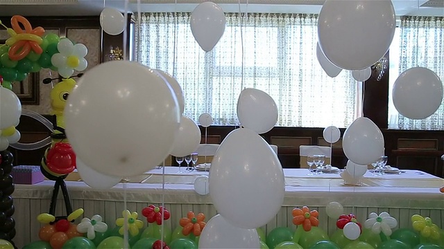 白色的气球装饰视频下载