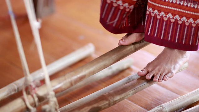 缅甸传统织布机中，脚压竹杆视频素材