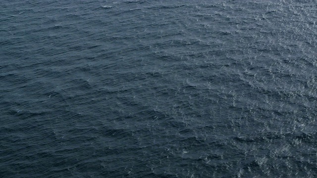 深蓝海洋鸟瞰图，RED R3D 4k视频素材