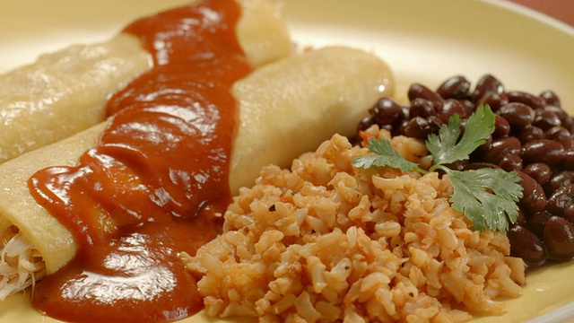 这是一盘墨西哥鸡肉玉米卷，浇上米饭和黑豆作为红酱视频下载