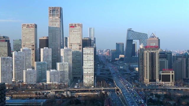 中国，北京，中央商务区，高架的交通经过新的摩天大楼视频素材