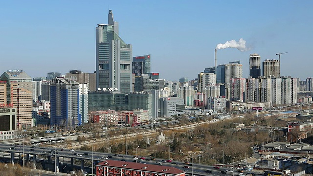 中国，北京，中央商务区，居高临下的交通和现代城市天际线视频素材