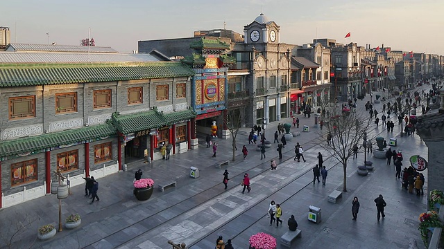 中国北京前门为游客修建的传统步行街重建视频素材