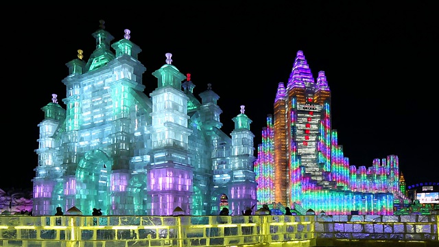 壮观的灯光冰雕在哈尔滨冰雪节在黑龙江省，哈尔滨，中国视频素材