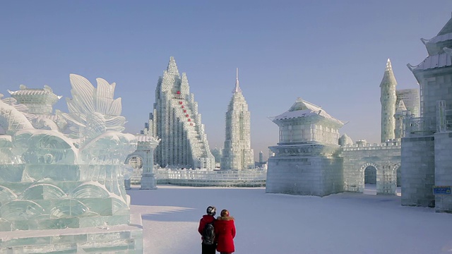 冰雕在哈尔滨冰雪节在黑龙江省，哈尔滨，中国视频下载