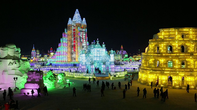 壮观的灯光冰雕在哈尔滨冰雪节在黑龙江省，哈尔滨，中国视频素材