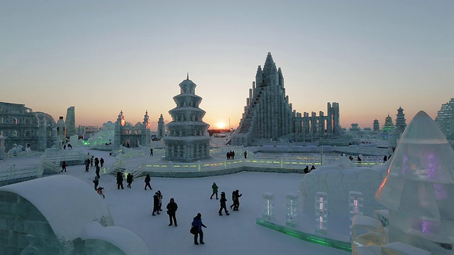 壮观的灯光冰雕在哈尔滨冰雪节在黑龙江省，哈尔滨，中国视频下载